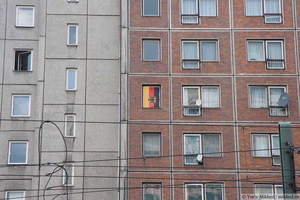 Німецький прапор у вікні