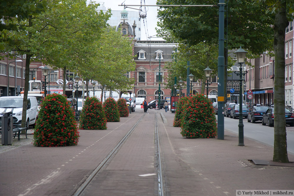 Вулиця з трамвайними коліями