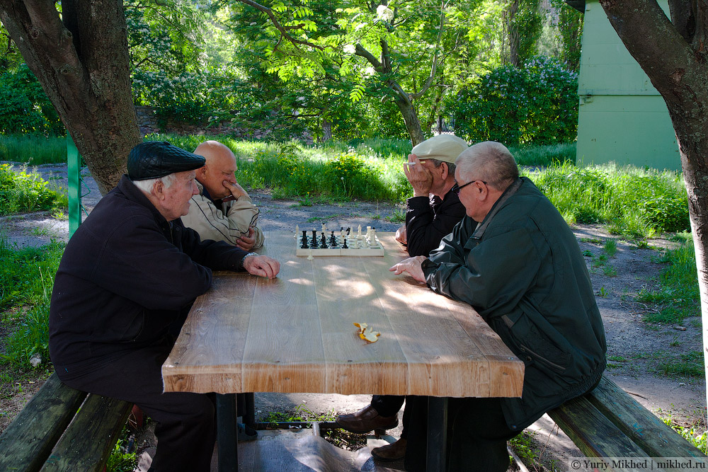 Пенсіянеры гуляюць у шахматы